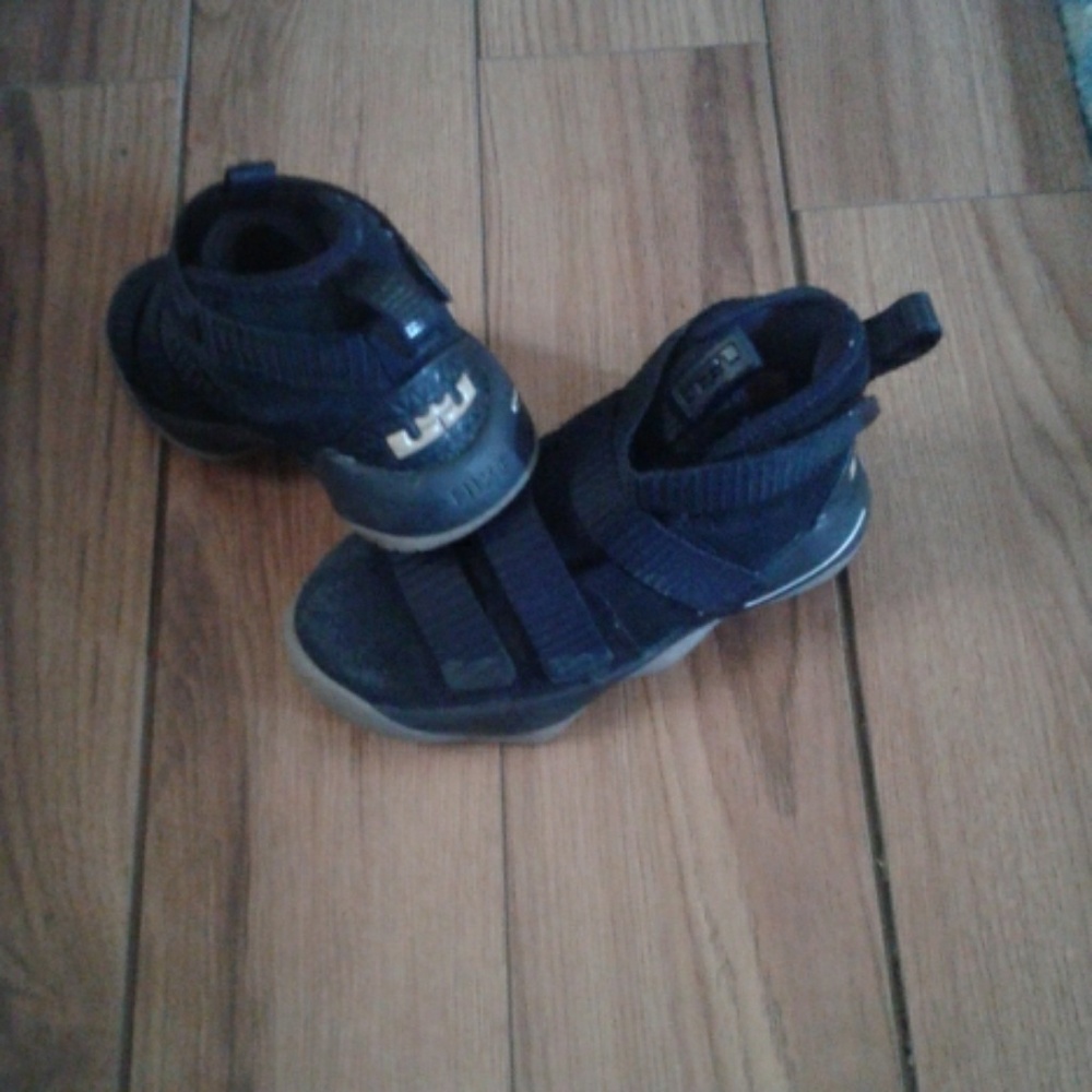 Lebron soldier 11s black/gum light brown